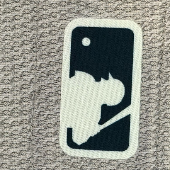 Authentic Nike Men's Gray New York Yankees Button-Up baseball Jersey - Picture 6 of 6